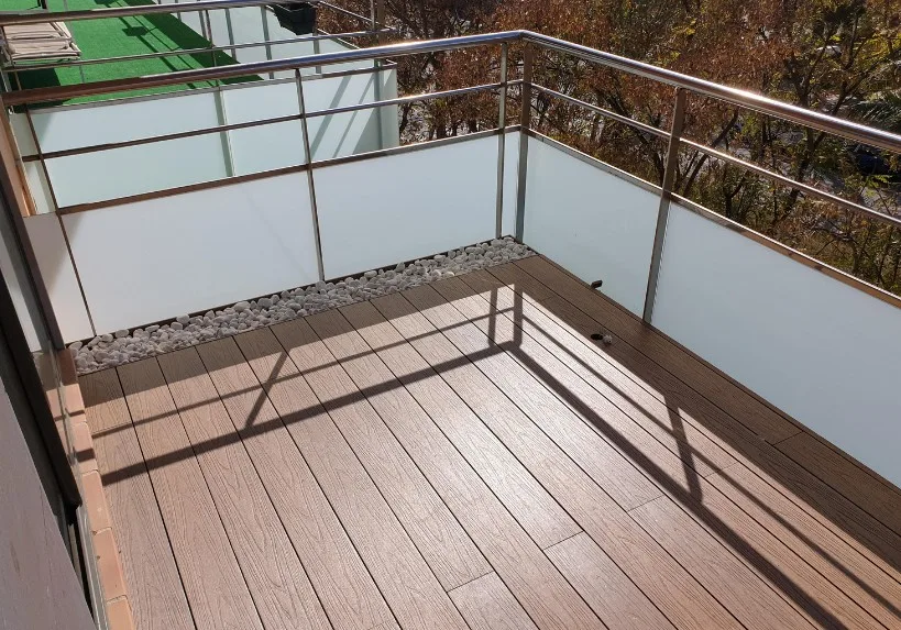Terraza con tarima exterior y barandilla
